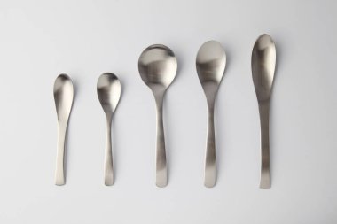 Beyaz arkaplanda paslanmaz çelik çatal bıçak küresi