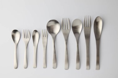 Paslanmaz çelik çatal bıçaklar beyaz arka planda izole edilmiş çatal bıçaklar.