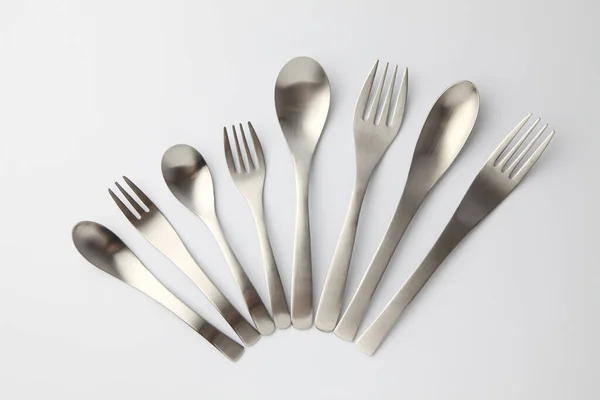 Cuchillos de acero inoxidable sppons tenedores cuchillo aislado sobre fondo blanco — Foto de Stock