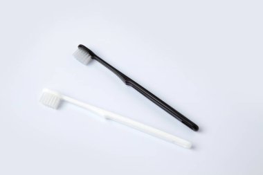 beyaz siyah diş fırçaları beyaz arkaplanda izole edilmiş tuvalet malzemeleri