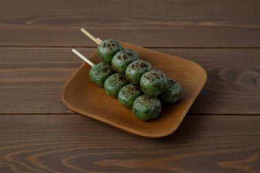 Dango mugwort hamur tatlısı Japon pastası. Masada izole edilmiş.