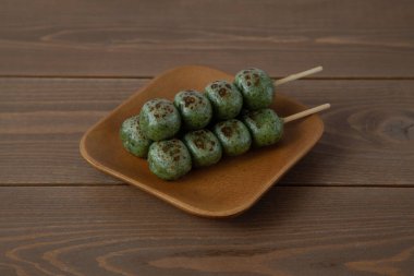 Dango mugwort hamur tatlısı Japon pastası. Masada izole edilmiş.