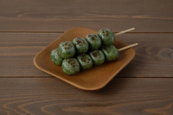 Dango mugwort dumpling ris kaka Japanska konfektyr isolerad på bordet — Stockfoto