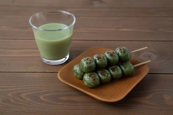 Dango mugwort pangsit kue beras manisan Jepang matcha teh susu hijau terisolasi di atas meja — Stok Foto
