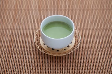 Sıcak yeşil çay ve sütlü kibrit sütlü latte.