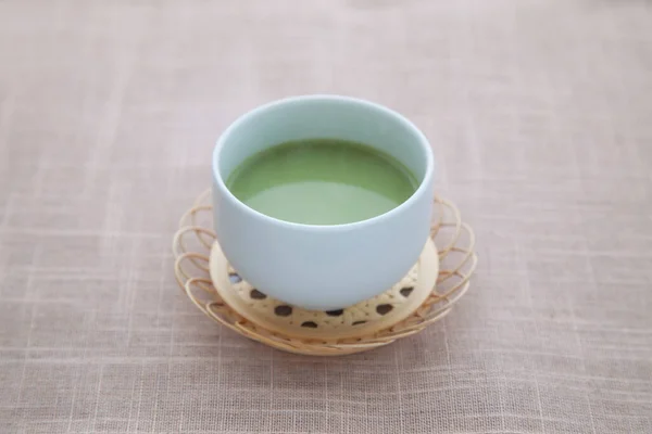 Thé vert chaud au lait matcha latte isolé sur la table — Photo