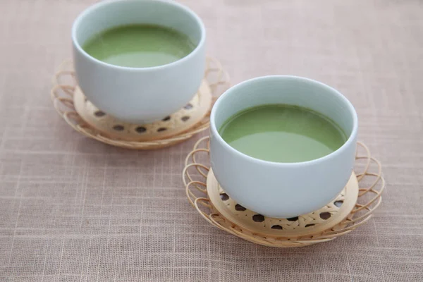 Ζεστό πράσινο τσάι με γάλα matcha latte απομονώνονται στο τραπέζι — Φωτογραφία Αρχείου