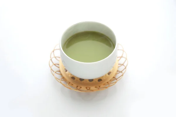 Beyaz arka planda izole edilmiş sütlü kibrit latte ile sıcak yeşil çay — Stok fotoğraf
