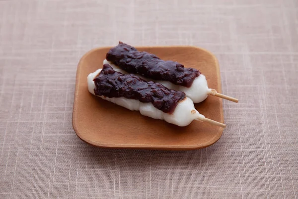 Dango ζυμαρικά με αζούκι κόκκινο φασόλια πάστα ιαπωνικά είδη ζαχαροπλαστικής που απομονώνονται στο τραπέζι — Φωτογραφία Αρχείου