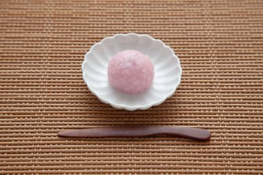 Sakura mochi pirinç keki Japon pastası masa örtüsünün üzerinde tabakta.