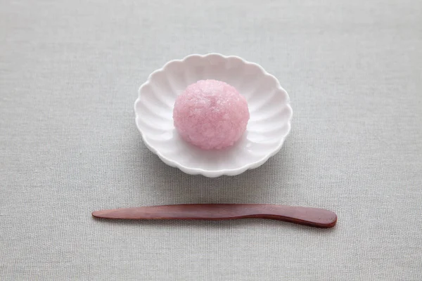 Bolo de arroz sakura mochi confeitaria japonesa na placa na toalha de mesa — Fotografia de Stock