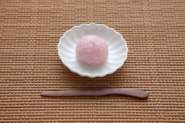 Sakura mochi ristårta Japansk konfektyr på tallrik på bordsduk — Stockfoto