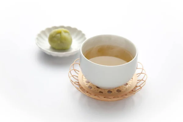 Chá verde quente chá japonês com sobremesa isolada no fundo branco — Fotografia de Stock