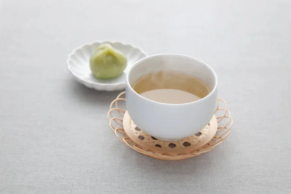 Chá verde quente chá japonês com sobremesa isolada na mesa — Fotografia de Stock