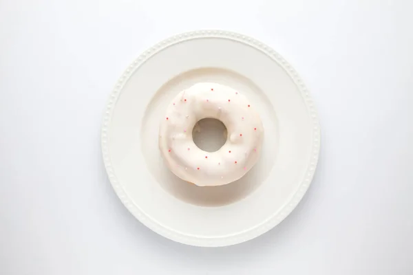 Застекленный пончик изолирован на белом фоне — стоковое фото