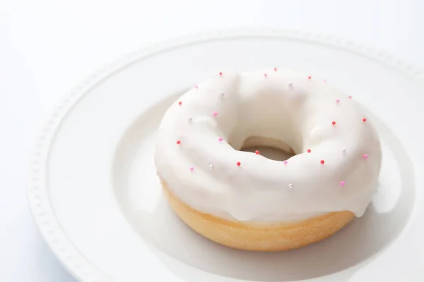 흰색 바탕에 절연 유약된 도넛 — 스톡 사진