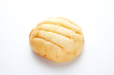 beyaz arkaplanda izole edilmiş yuvarlak kavun ekmeği