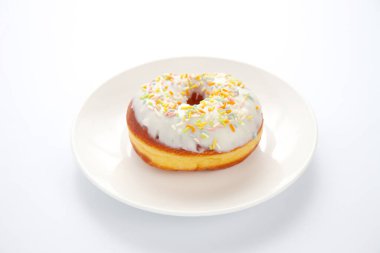 Beyaz arka planda izole edilmiş tabaktaki dondurulmuş donut.