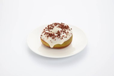 Tabaktaki jöleli çörek beyaz arka planda izole edilmiş.