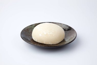 Kapalı tabakta sade pirinç keki. Beyaz arka planda izole edilmiş.