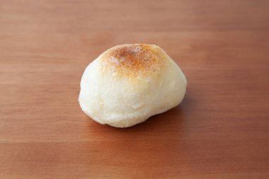 Ahşap tabakta pişmiş pirinç keki izole edilmiş.