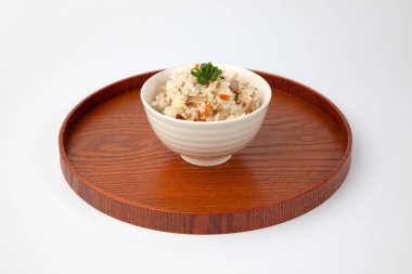 Japon pirinci ve tavuk yakın plan beyaz zemin üzerinde izole