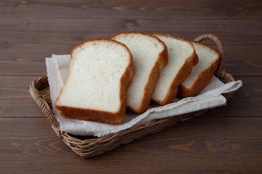 Dilimlenmiş ekmek çok yakın çekim ahşap masa izole