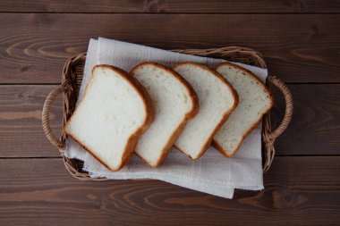 Dilimlenmiş ekmek çok yakın çekim ahşap masa izole