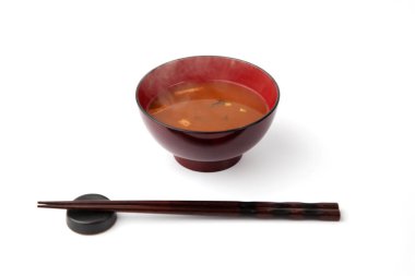 Sıcak miso çorbası. Beyaz arka planda izole edilmiş yakın plan.