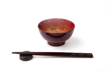 Sıcak miso çorbası. Beyaz arka planda izole edilmiş yakın plan.