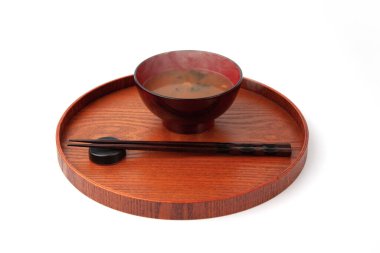 Sıcak miso çorbası. Beyaz arka planda izole edilmiş yakın plan.