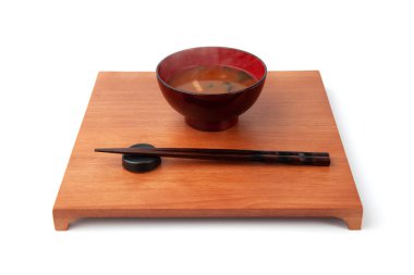 Sıcak miso çorbası. Beyaz arka planda izole edilmiş yakın plan.