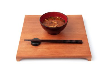 Sıcak miso çorbası. Beyaz arka planda izole edilmiş.