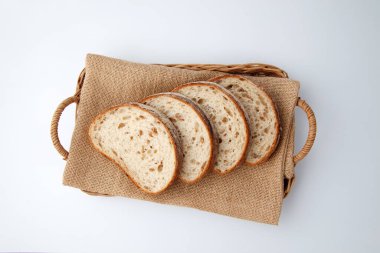 Dilimlenmiş çavdar ekmeği yakın plan beyaz zemin üzerinde izole