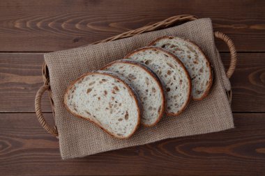Dilimlenmiş çavdar ekmeği. Yakın plan. Tahta masada izole edilmiş.