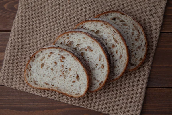 Φέτες Ψωμί Σίκαλης Closeup Απομονώνονται Ξύλινο Τραπέζι — Φωτογραφία Αρχείου