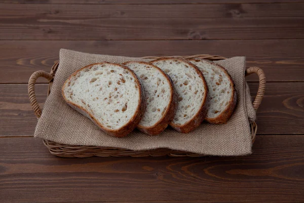 Roggenbrot Scheiben Isoliert Auf Holztisch — Stockfoto