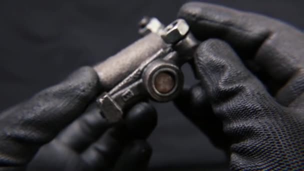 Ktoś Operujący Trzymający Ciężką Część Maszyny Ręku Rękawiczkach — Wideo stockowe