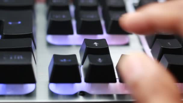 Primer Plano Teclado Juego Moderno Con Teclas Rgb Retroiluminadas — Vídeos de Stock