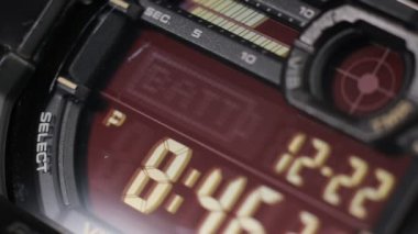 Taktiksel dijital saat yüz işlevini yerine getiren makro.