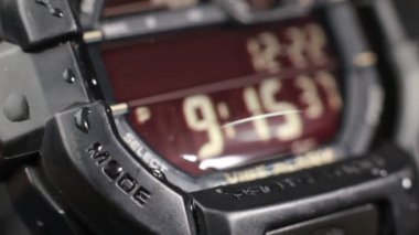 Taktiksel dijital saat yüz işlevini yerine getiren makro.