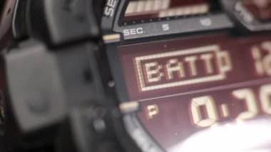 Taktiksel dijital saat yüz işlevini yerine getiren makro.