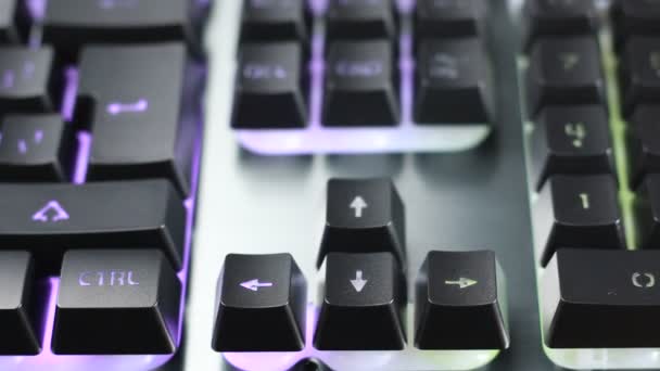 Nahaufnahme Einer Modernen Gaming Tastatur Mit Hinterleuchteten Rgb Tasten — Stockvideo