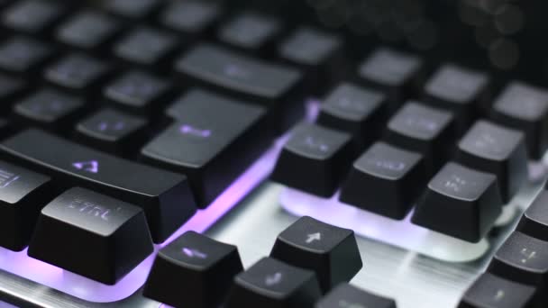 Nahaufnahme Einer Modernen Gaming Tastatur Mit Hinterleuchteten Rgb Tasten — Stockvideo