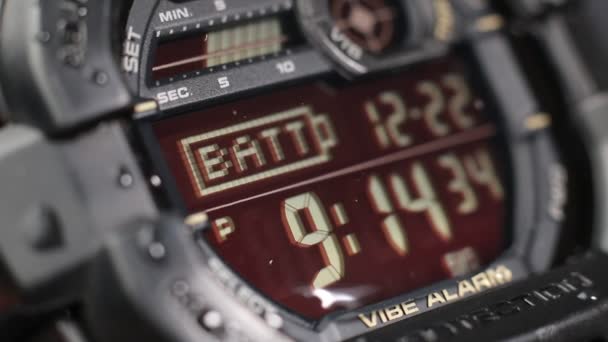 Macro Close Van Een Functionerend Tactisch Digitaal Horloge — Stockvideo