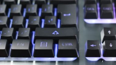 Arka planda RGB tuşları olan modern bir PC oyun klavyesini kapat