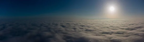 Panorama nieba nad chmurami — Zdjęcie stockowe
