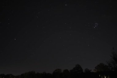 Gece gökyüzündeki yıldızların hareketi