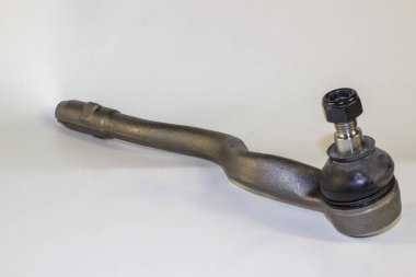 Araba için yedek parça. Dümen ucu beyaza izole edildi