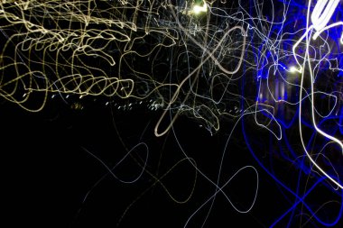 Siyah bir arkaplanda çok renkli ışıklar